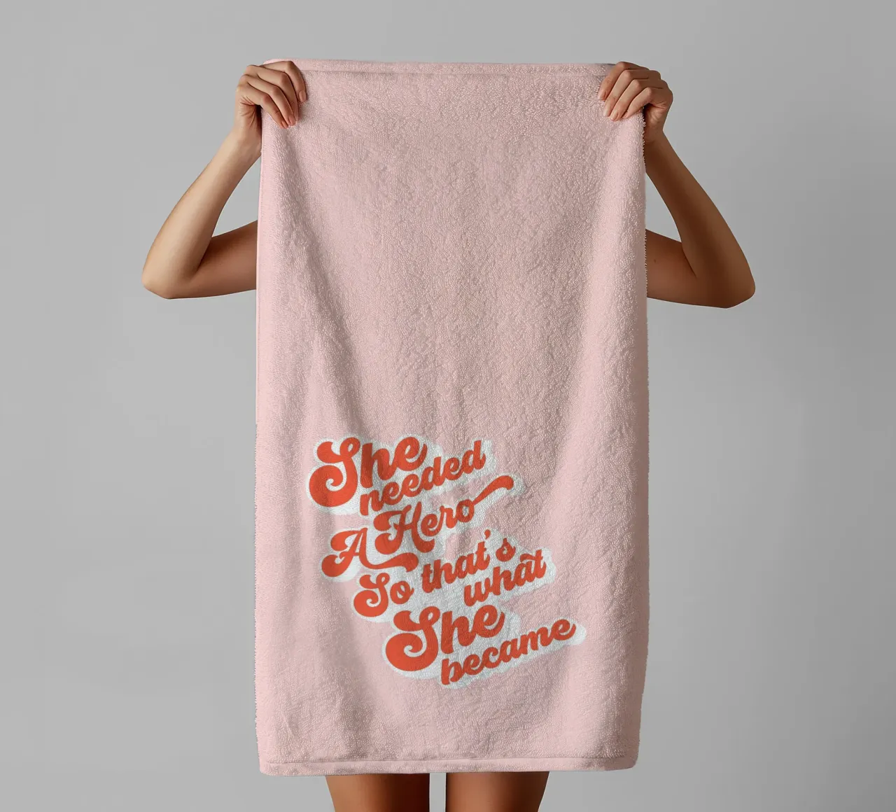 She Needed a Hero - Stampa tipografica groovy asciugamano da bagno da Dominique Vari Words