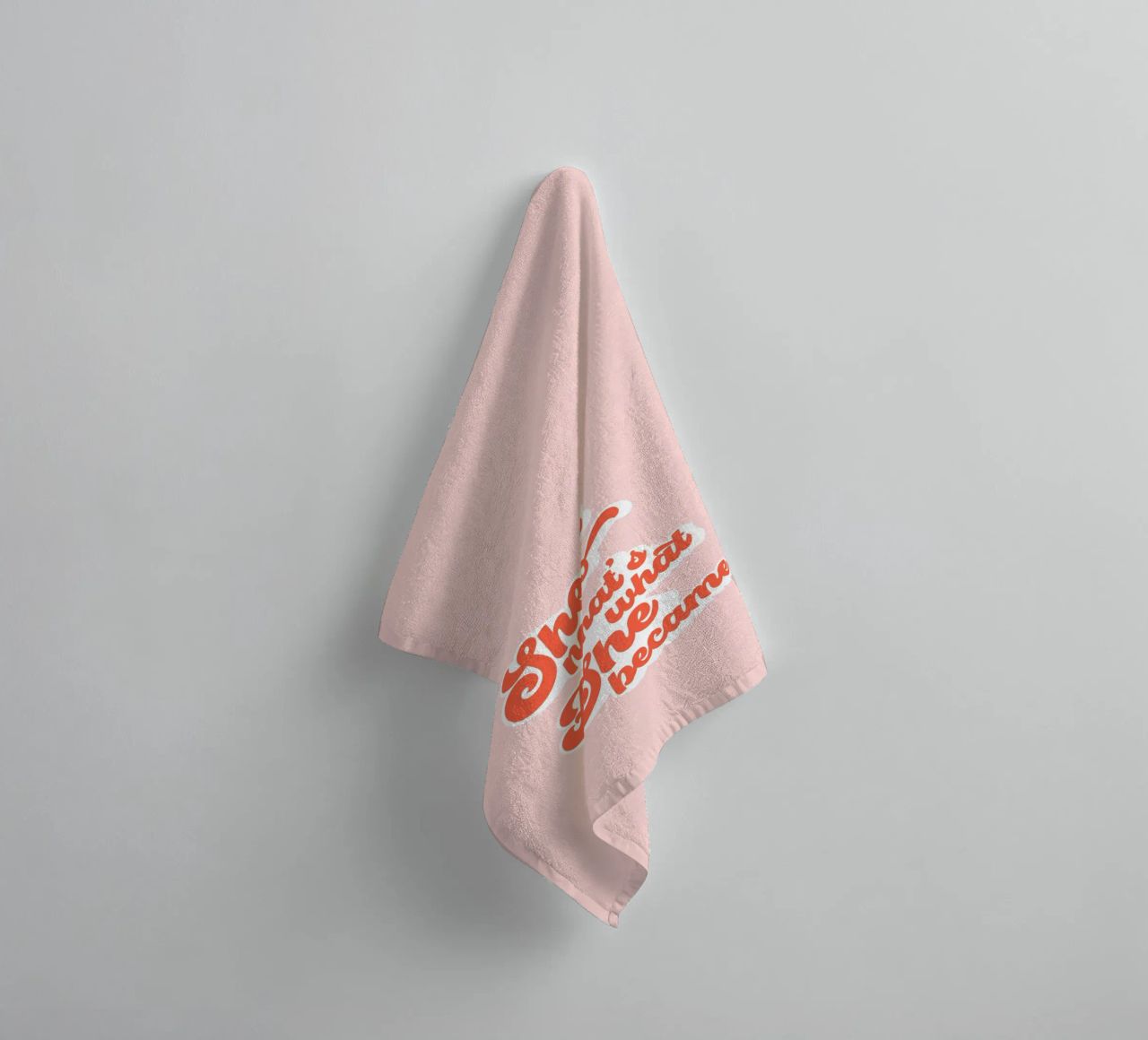 Ella necesitaba un héroe - Groovy Typographic Print toalla de baño de Dominique Vari Words