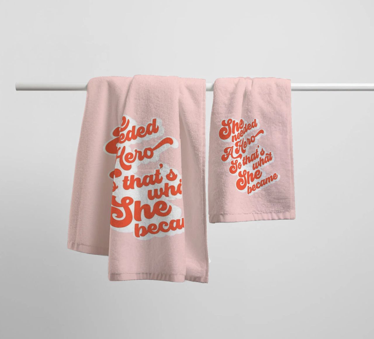 Ella necesitaba un héroe - Groovy Typographic Print toalla de baño de Dominique Vari Words
