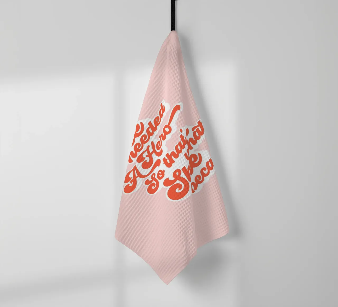 Ella necesitaba un héroe - Groovy Typographic Print paño de cocina de Dominique Vari Words