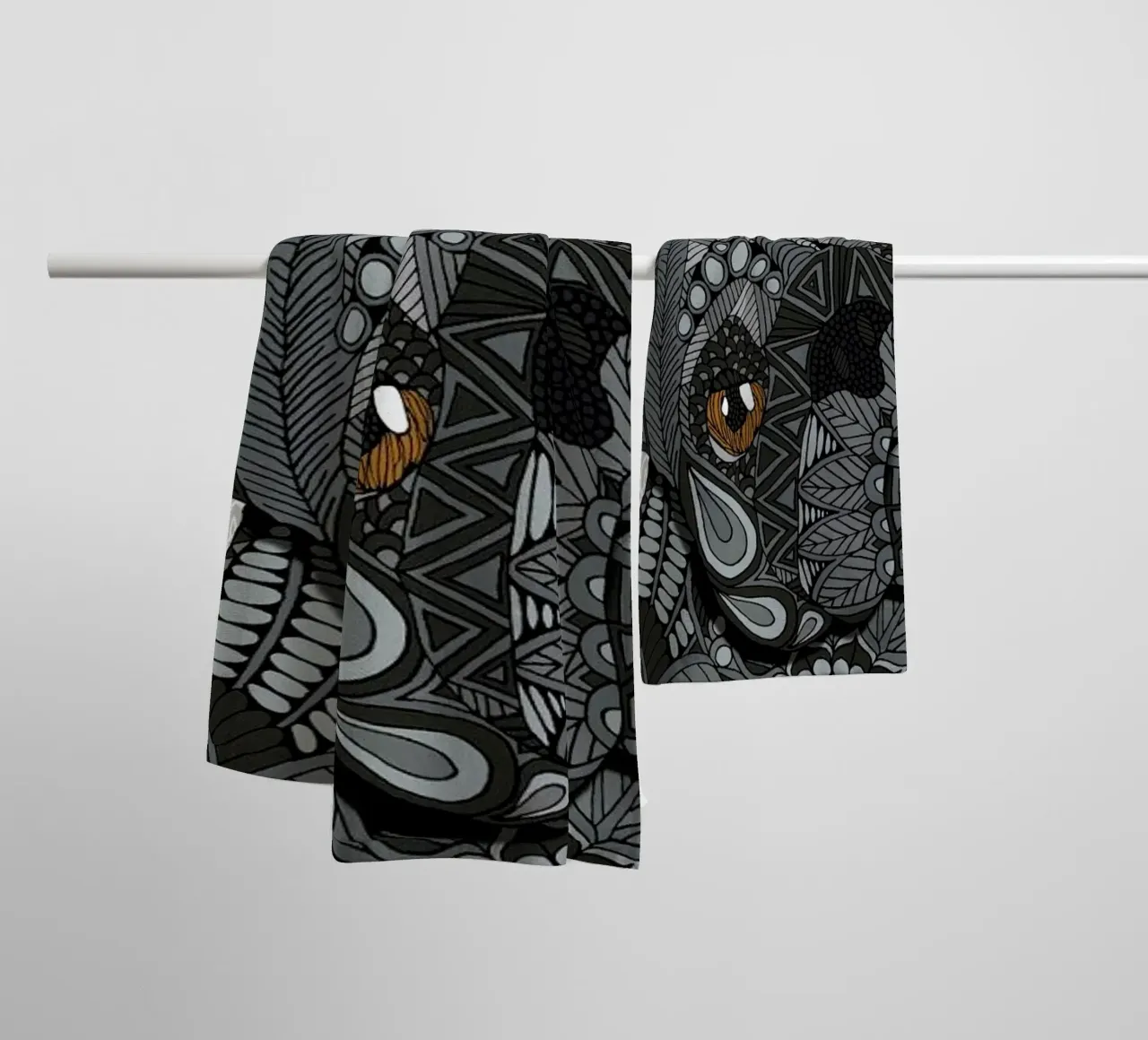 Black Pug asciugamano da bagno da Angelika Parker