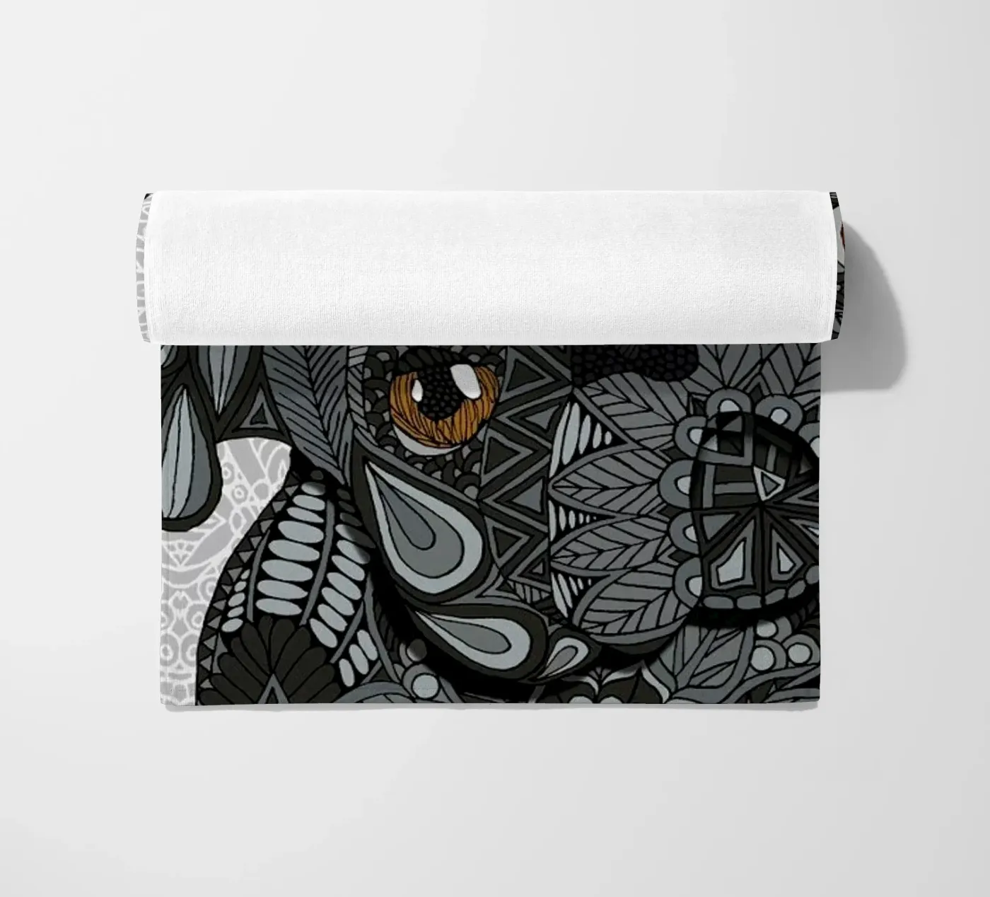 Black Pug telo mare da Angelika Parker