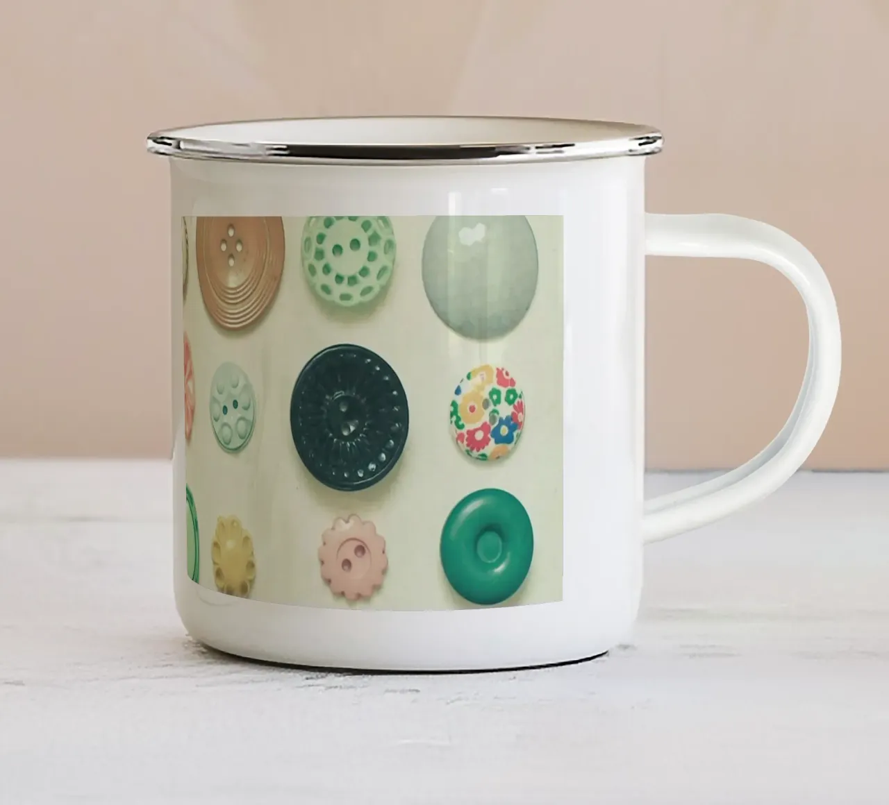La collezione di bottoni tazza in smalto da Cassia Beck Photography