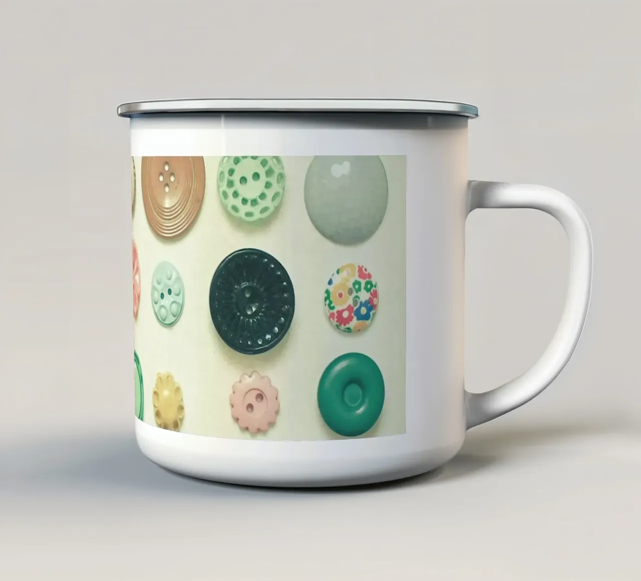 La collezione di bottoni tazza in smalto da Cassia Beck Photography
