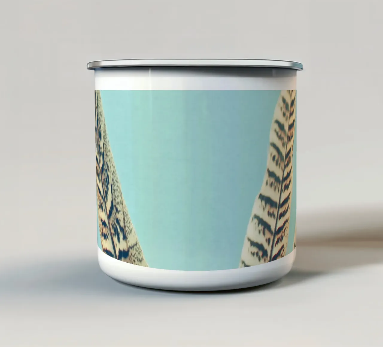Piume tazza in smalto da Cassia Beck Photography