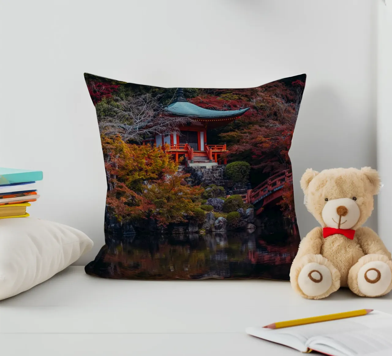 Lo stagno del tempio giapponese in autunno a Kyoto cuscino da Marcel Bisig