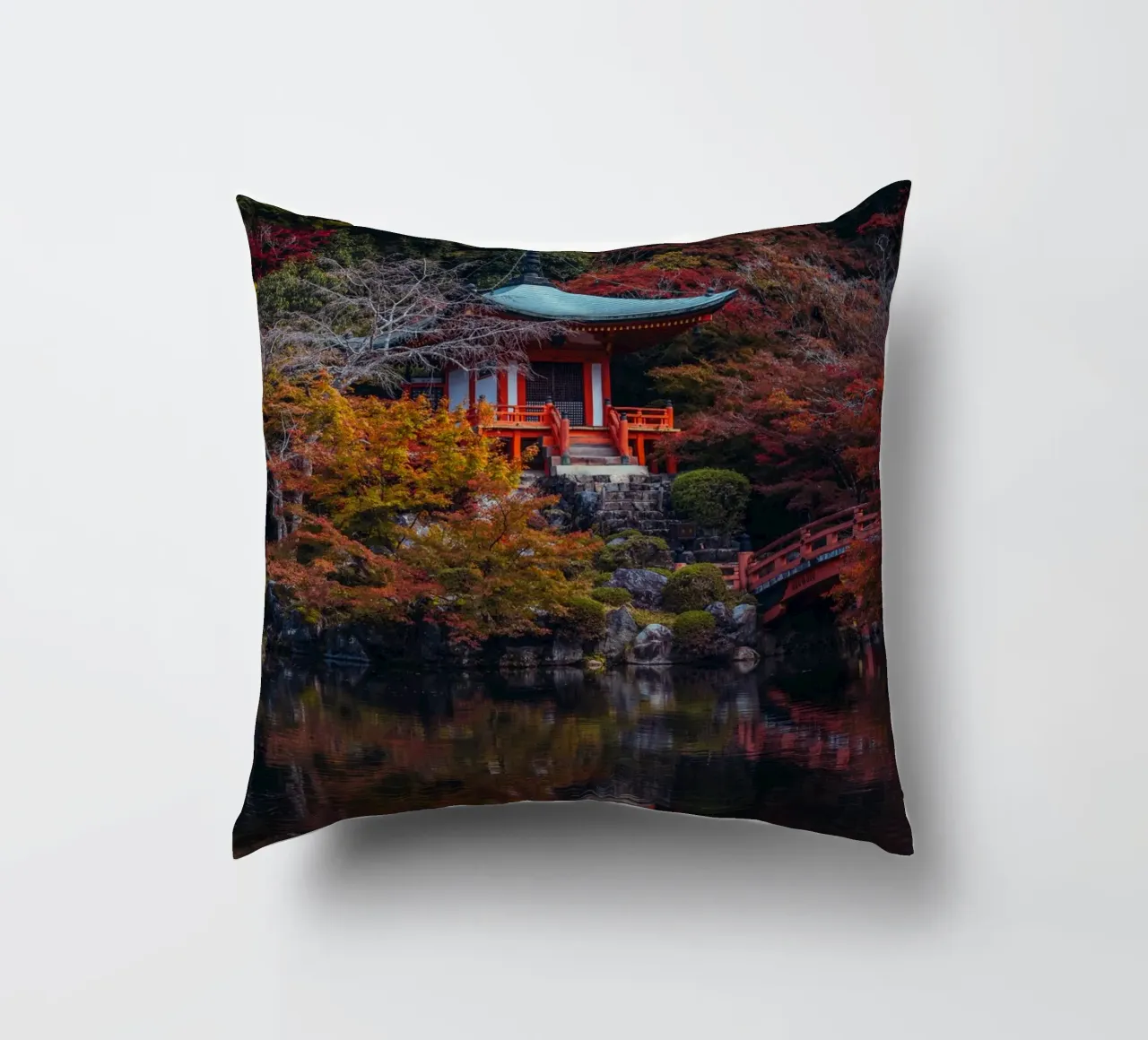 Lo stagno del tempio giapponese in autunno a Kyoto cuscino da Marcel Bisig