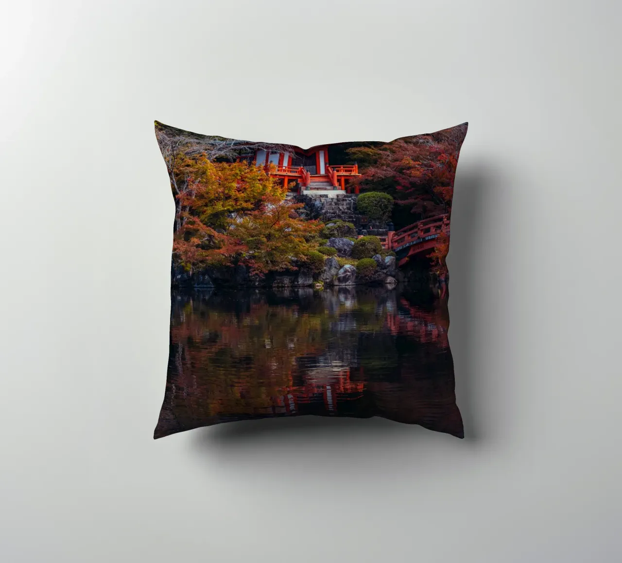 Lo stagno del tempio giapponese in autunno a Kyoto cuscino da Marcel Bisig