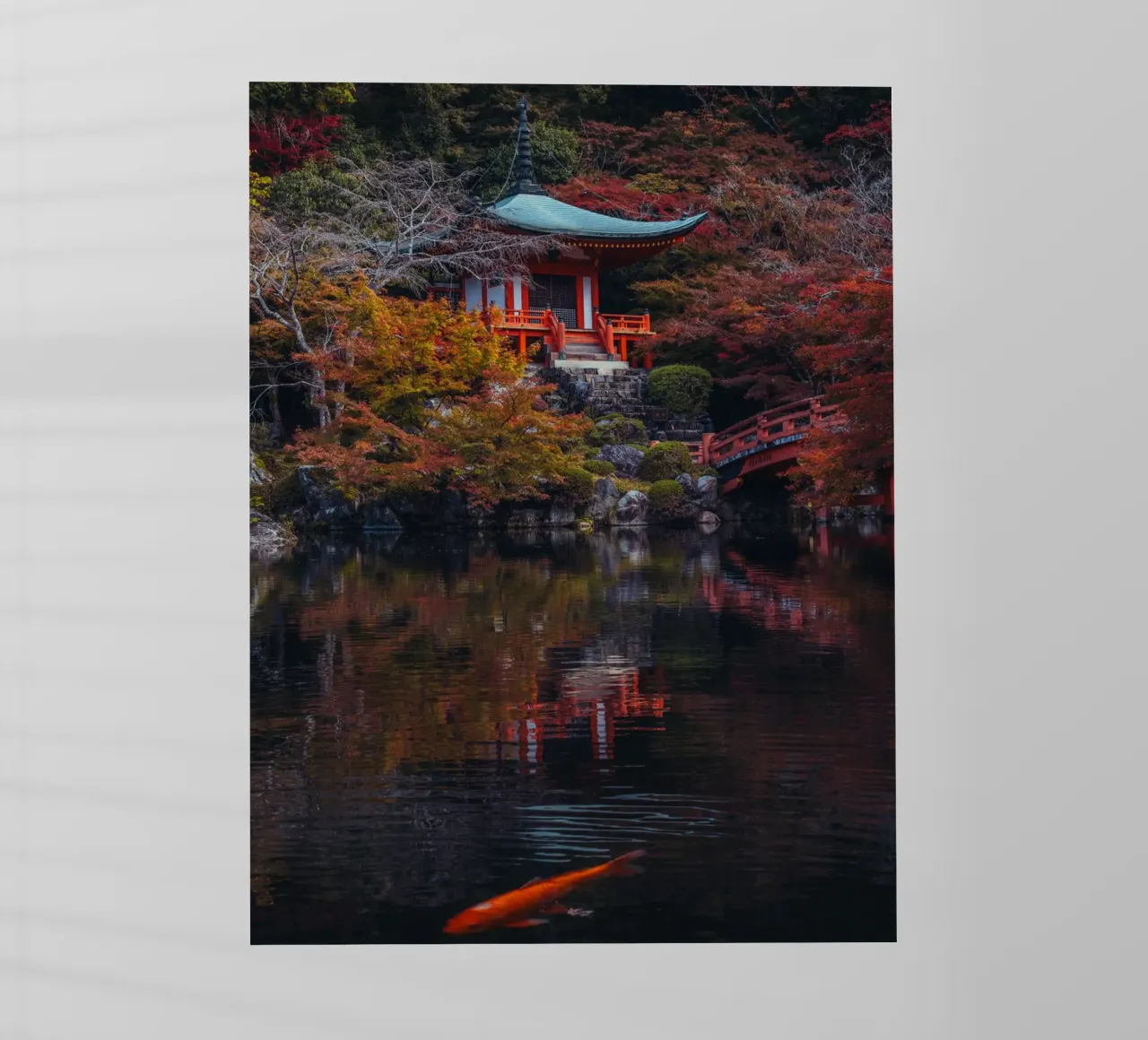 Lo stagno del tempio giapponese in autunno a Kyoto pellicola backlit da Marcel Bisig