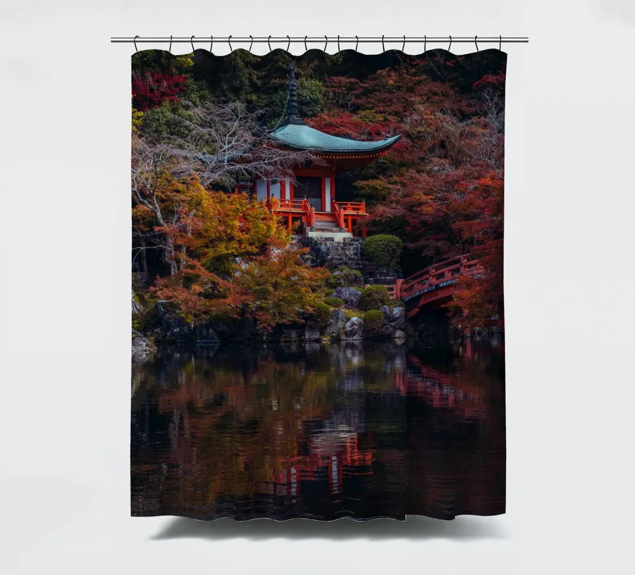 Lo stagno del tempio giapponese in autunno a Kyoto tenda da doccia da Marcel Bisig