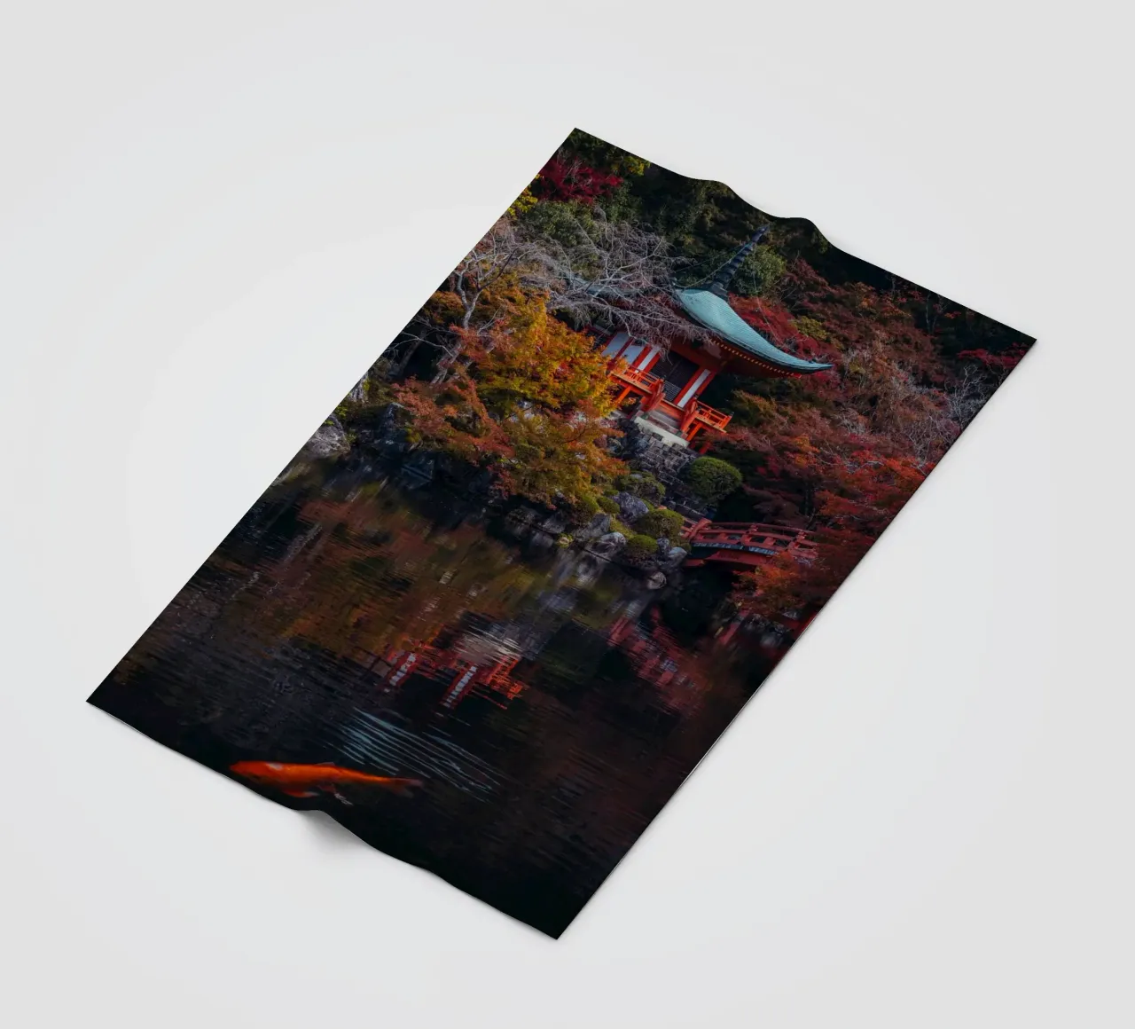 Lo stagno del tempio giapponese in autunno a Kyoto coperta in pile da Marcel Bisig