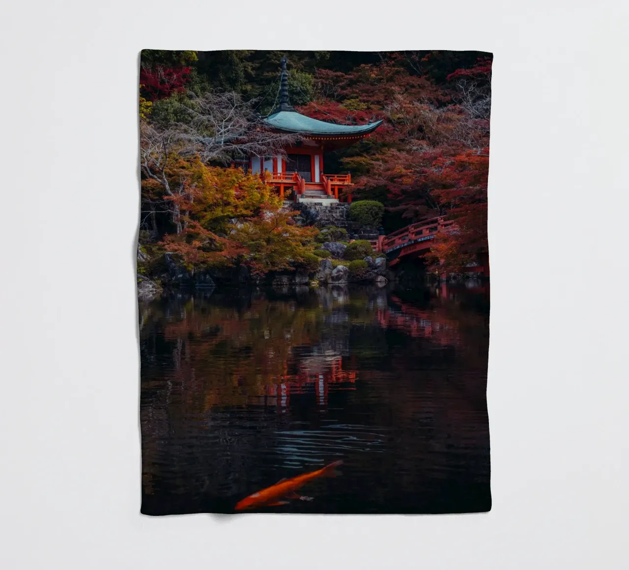 Lo stagno del tempio giapponese in autunno a Kyoto coperta in pile da Marcel Bisig