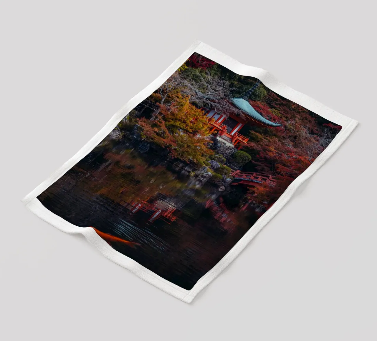 Lo stagno del tempio giapponese in autunno a Kyoto coperta in pile da Marcel Bisig