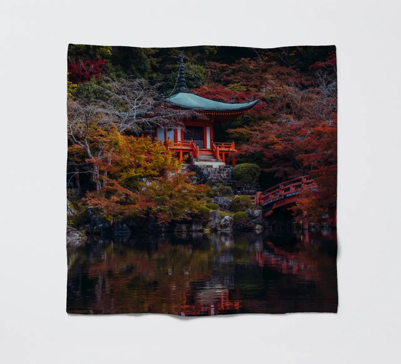 Lo stagno del tempio giapponese in autunno a Kyoto coperta in pile da Marcel Bisig
