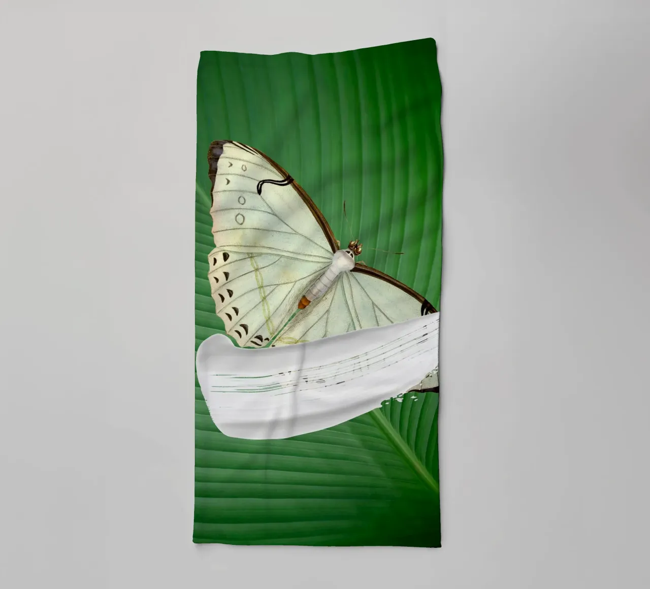 Butterfly on the leaf asciugamano da bagno da LisaArtes