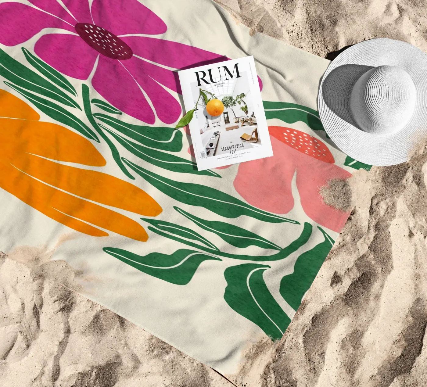 Whimsy Bloom - bright serviette de plage de Gale Switzer