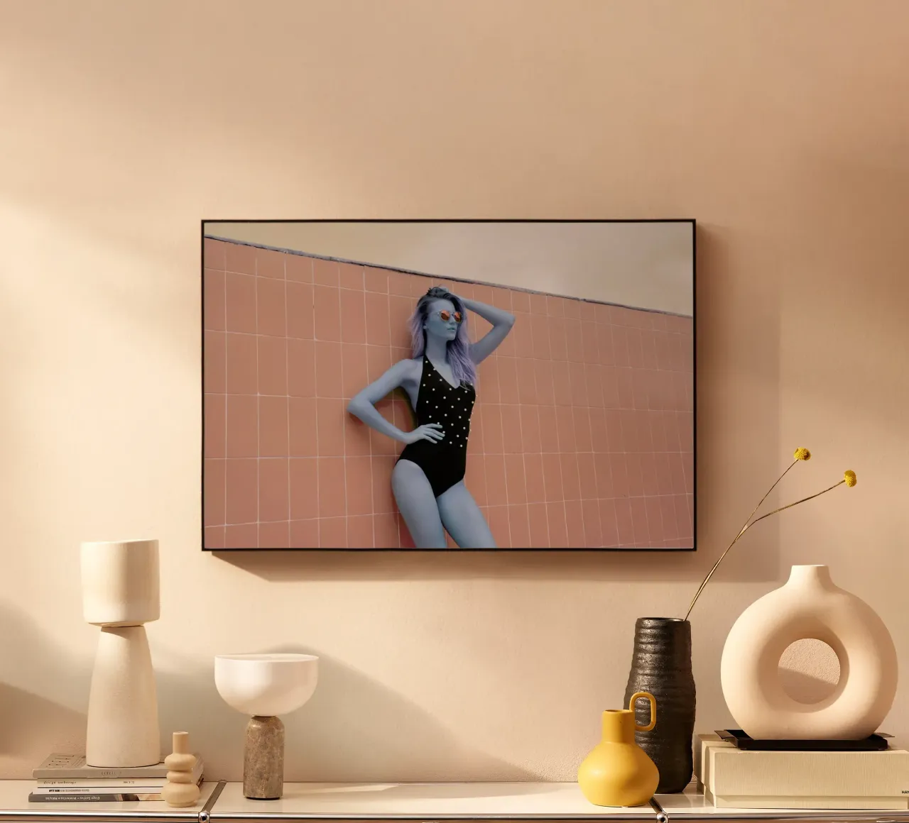 Pool Girl plexiglass da Lara Zankoul