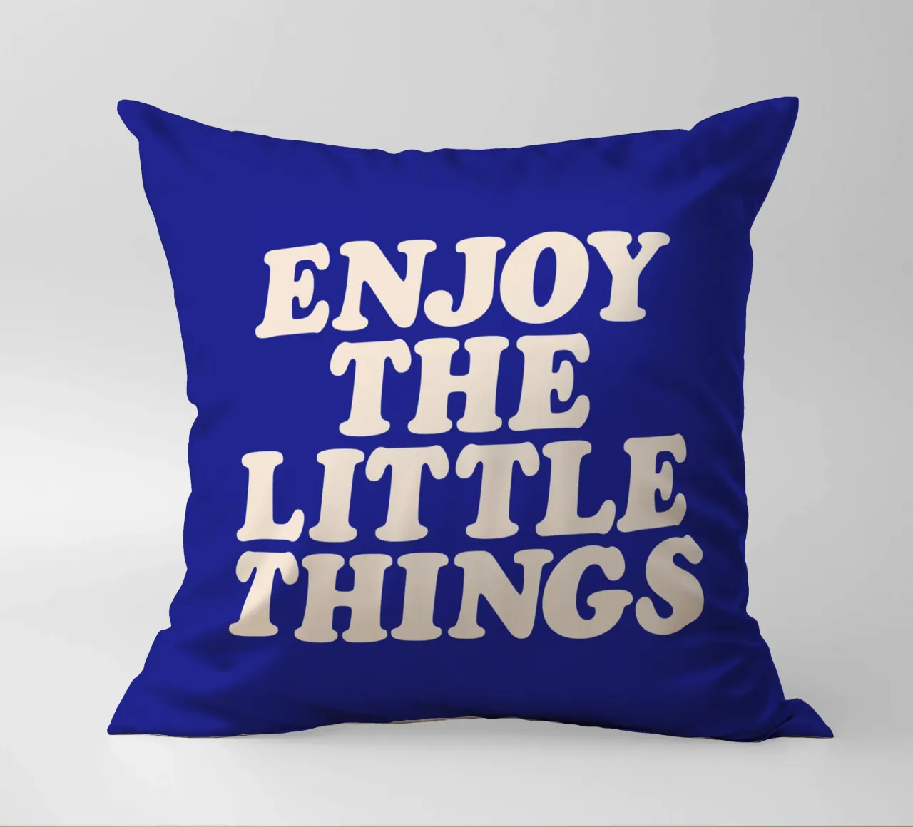 Godetevi le piccole cose Design tipografico positivo cuscino da THE MOTIVATED TYPE