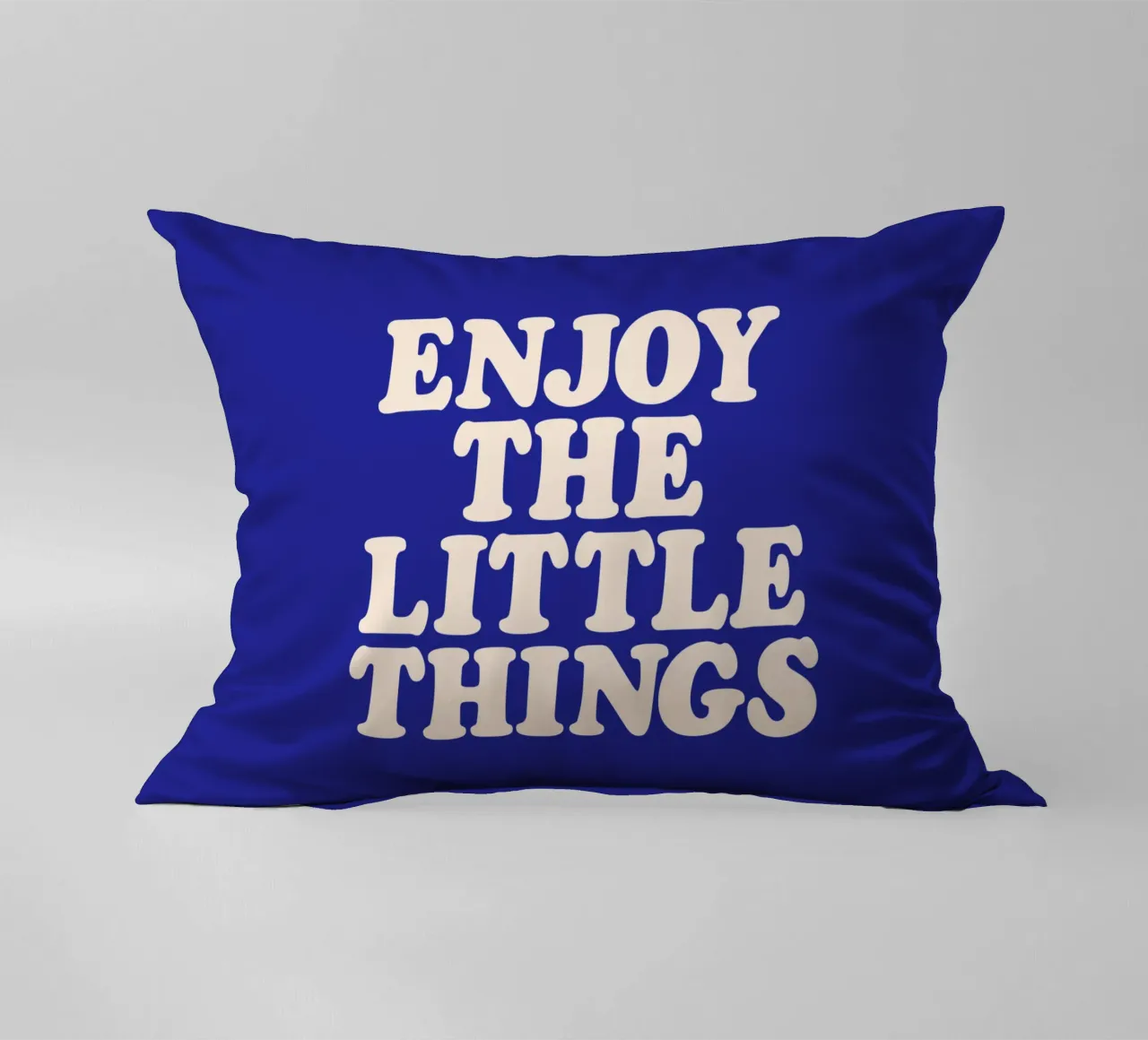 Godetevi le piccole cose Design tipografico positivo cuscino da THE MOTIVATED TYPE