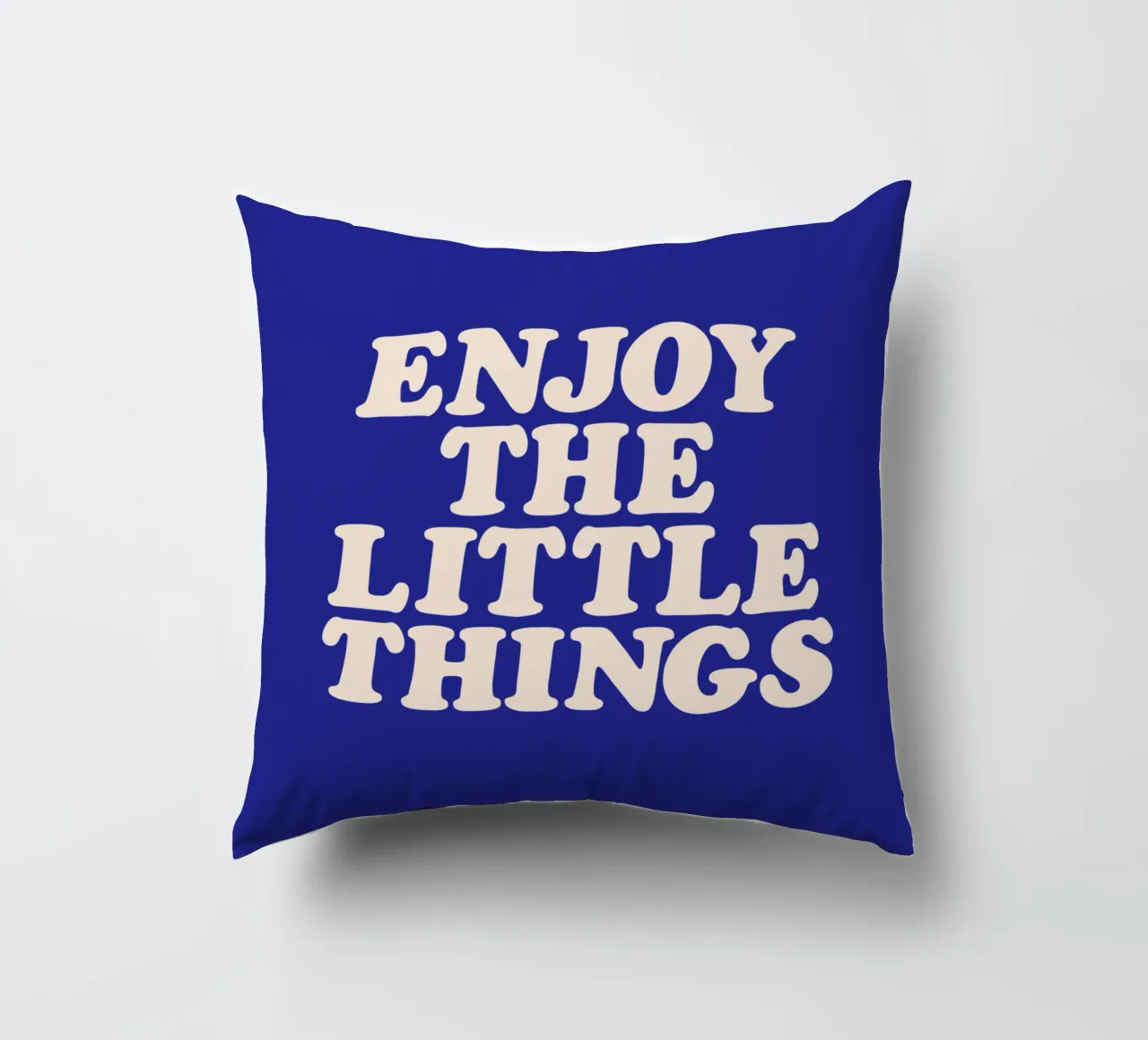 Godetevi le piccole cose Design tipografico positivo cuscino da THE MOTIVATED TYPE