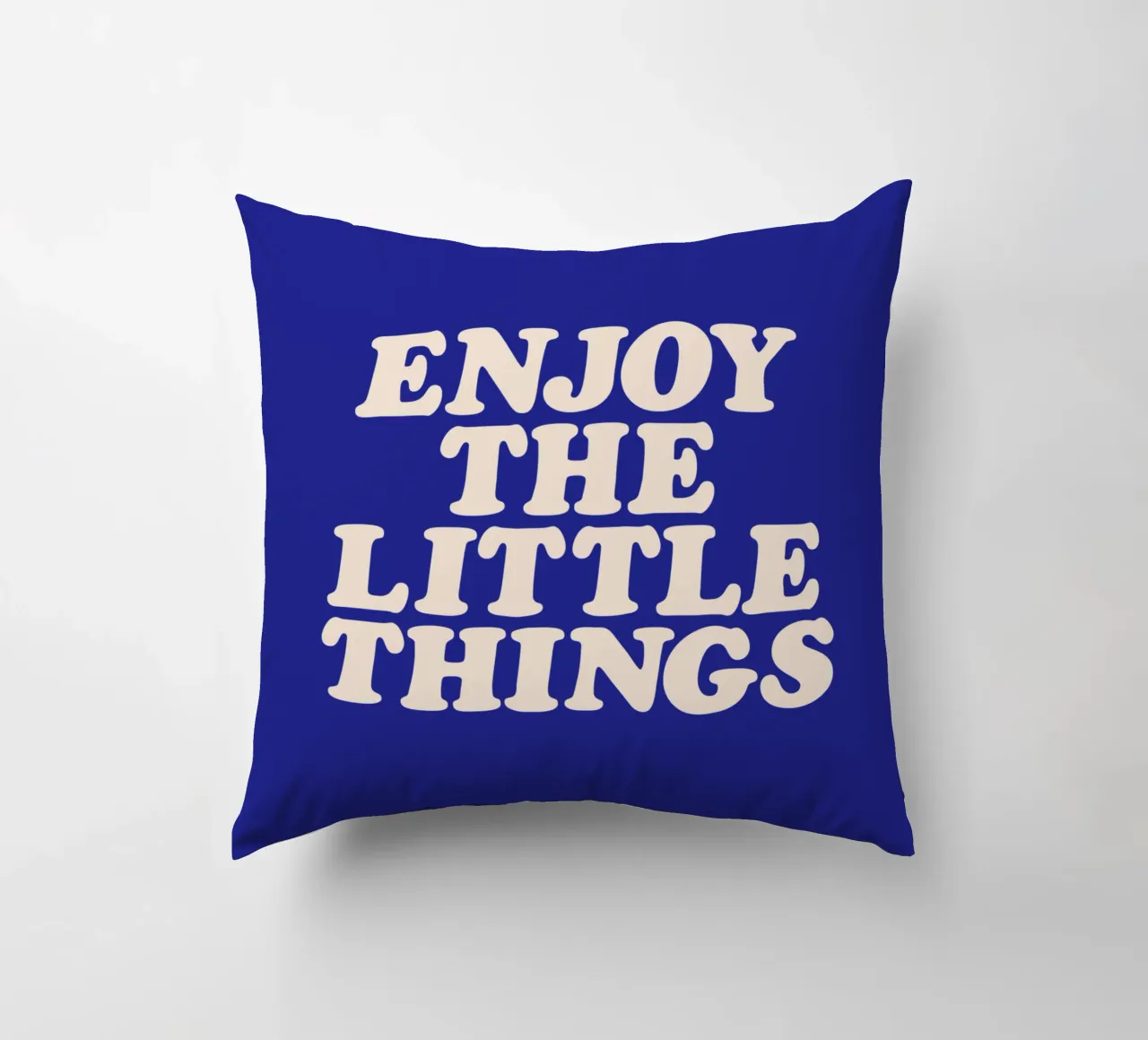 Godetevi le piccole cose Design tipografico positivo cuscino da THE MOTIVATED TYPE