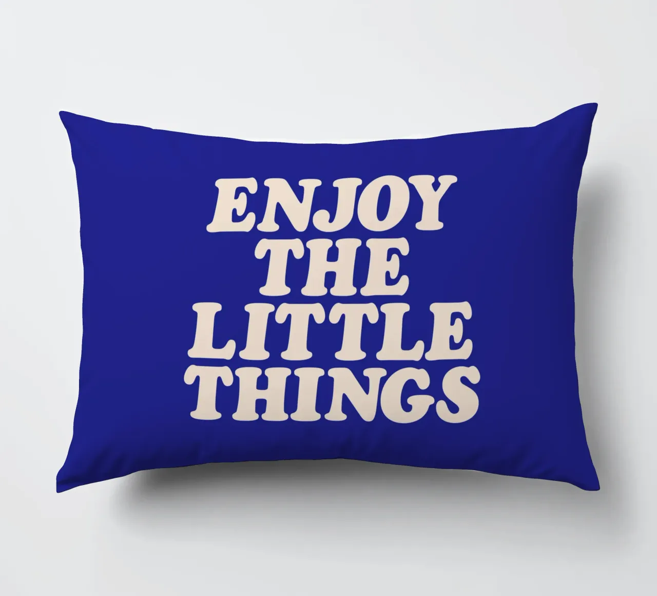 Godetevi le piccole cose Design tipografico positivo cuscino da THE MOTIVATED TYPE