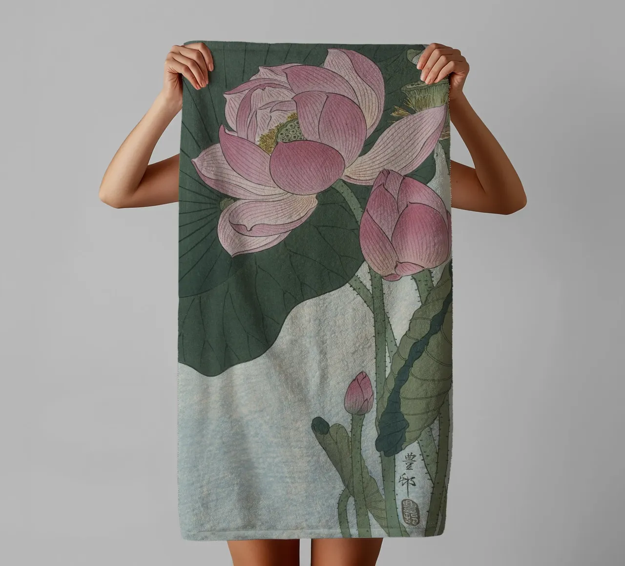 Fiori di loto in fiore - Ohara Koson asciugamano da bagno da William Store
