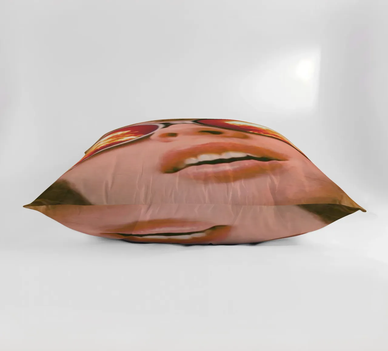 Oops. (The Explosion) cuscino da MsGonzalez