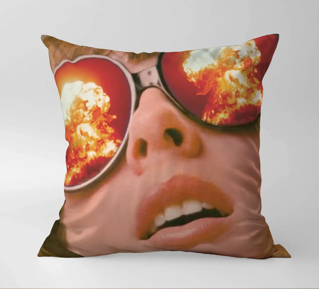 Oops. (The Explosion) cuscino da MsGonzalez