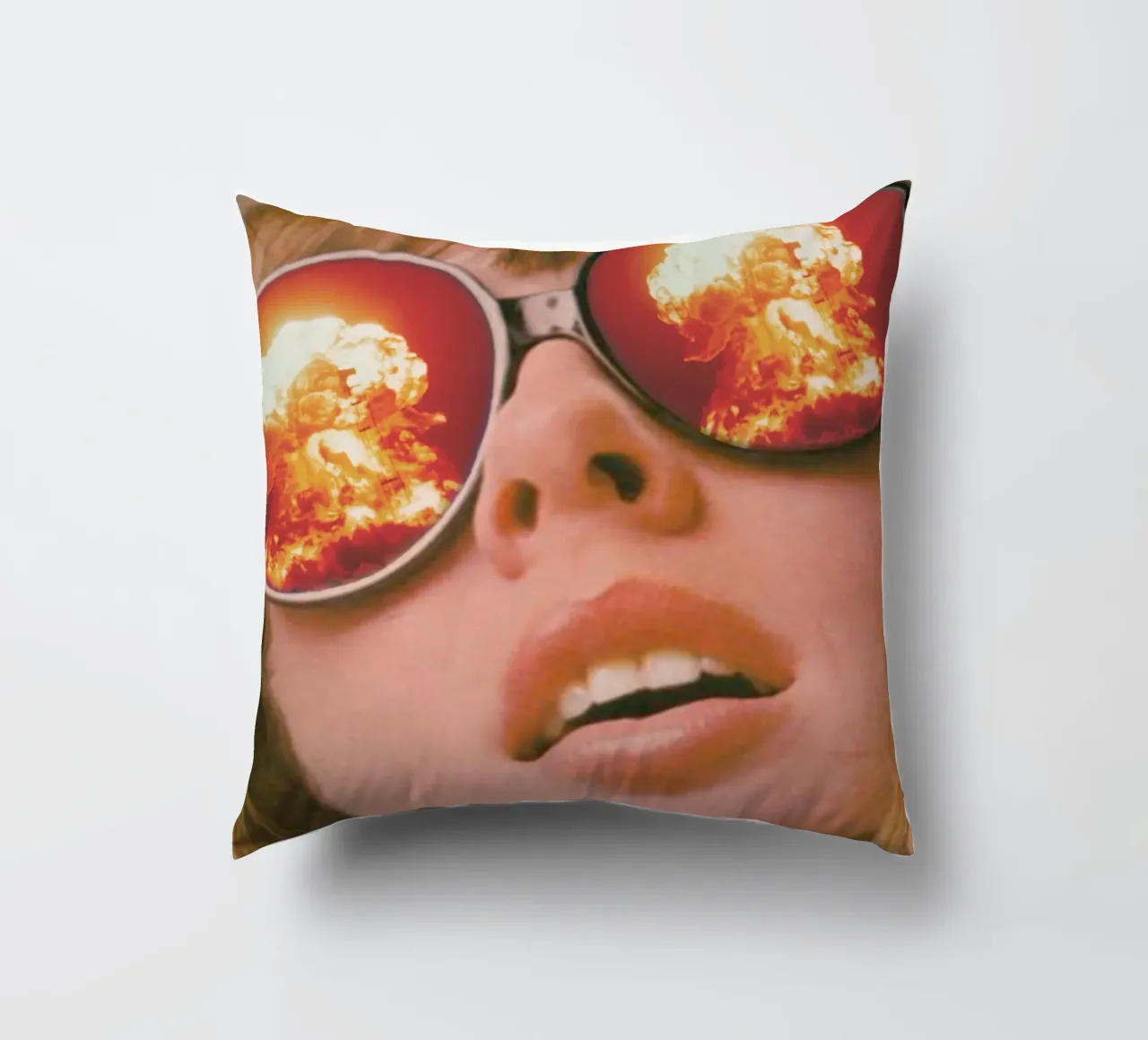 Oops. (The Explosion) cuscino da MsGonzalez