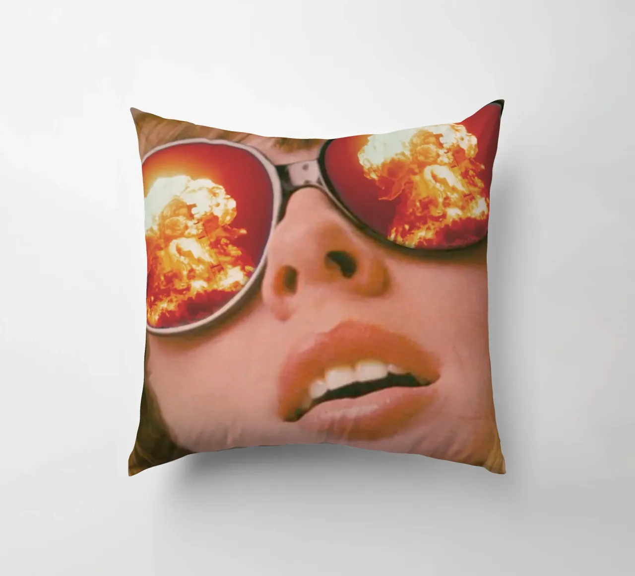 Oops. (The Explosion) cuscino da MsGonzalez