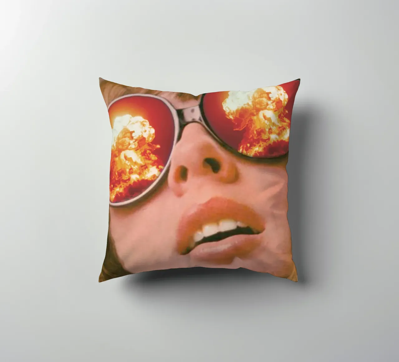 Oops. (The Explosion) cuscino da MsGonzalez