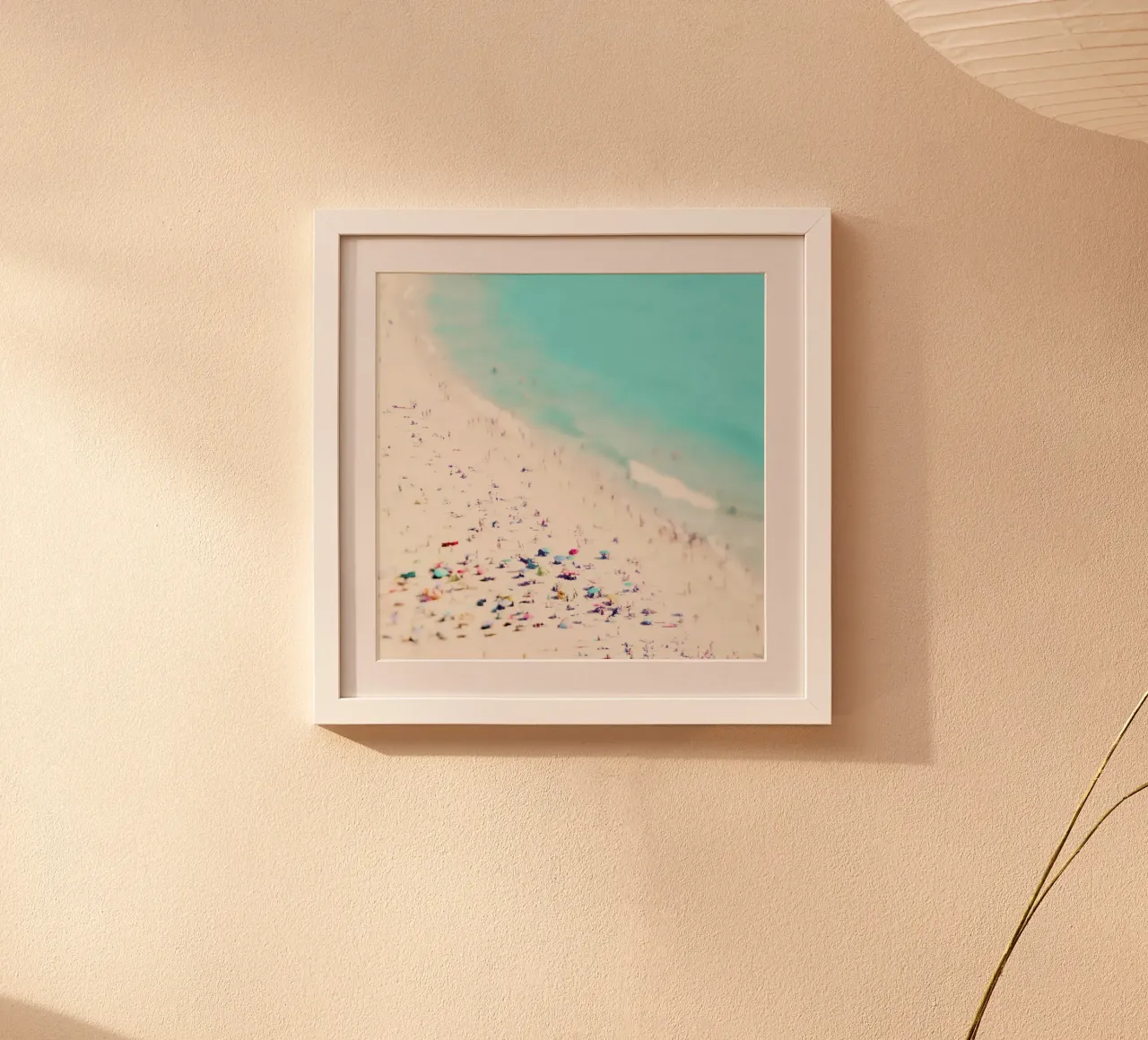 Beach Dreams poster con telaio in legno da Ingrid Beddoes