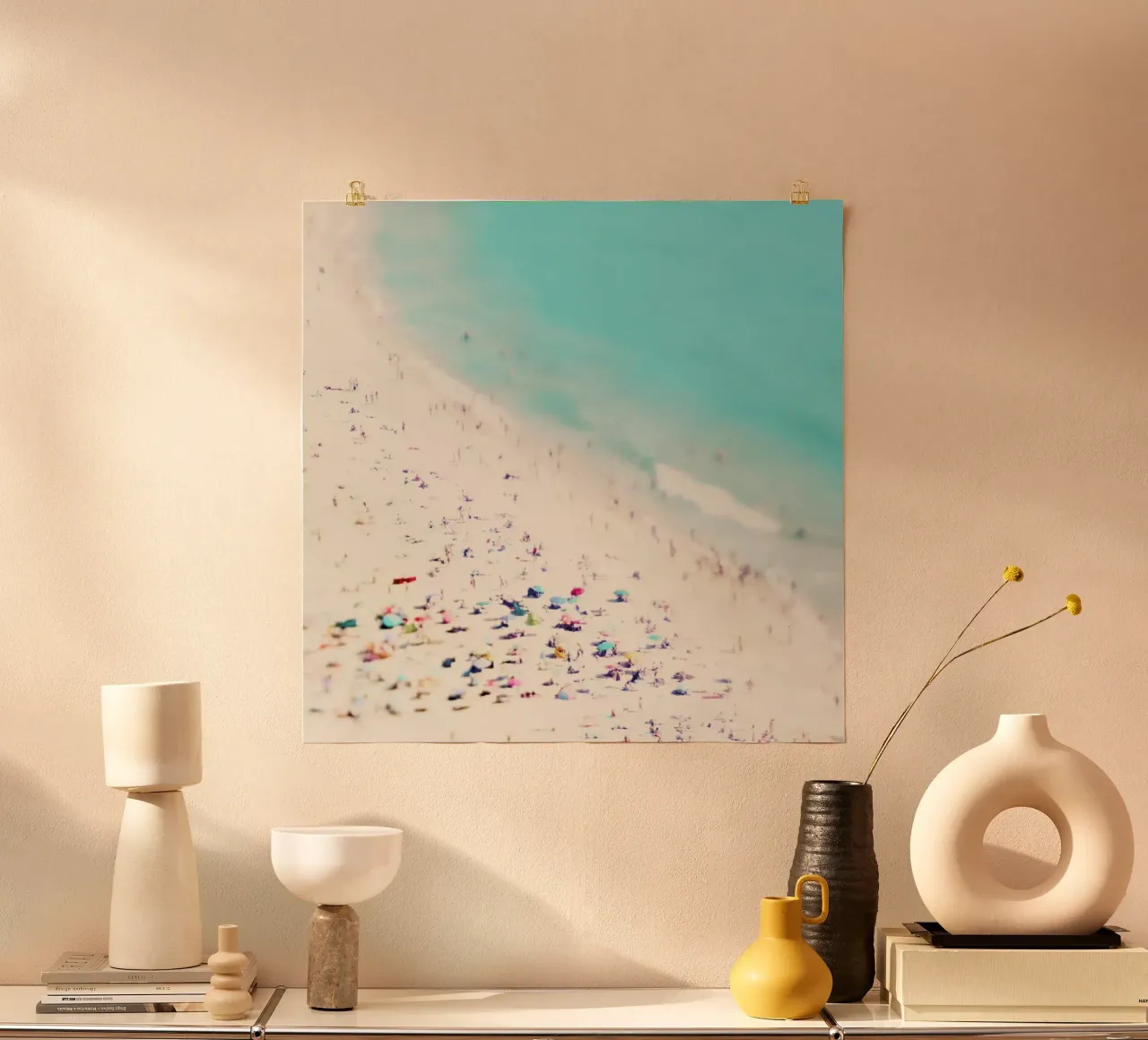 Beach Dreams poster con telaio in legno da Ingrid Beddoes