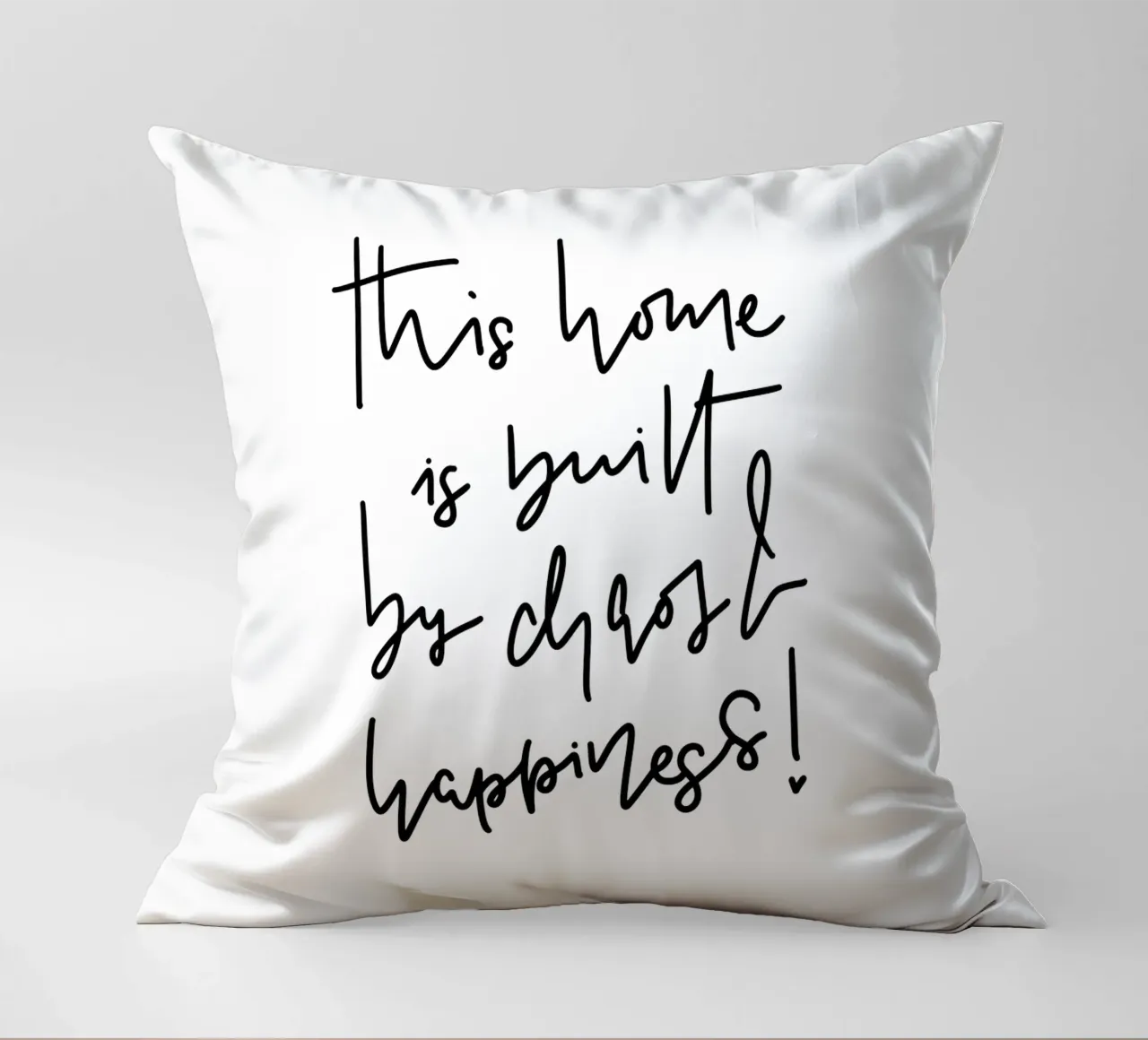 This home is built by chaos & happiness! cuscino da LIMITED EDITION LETTERS