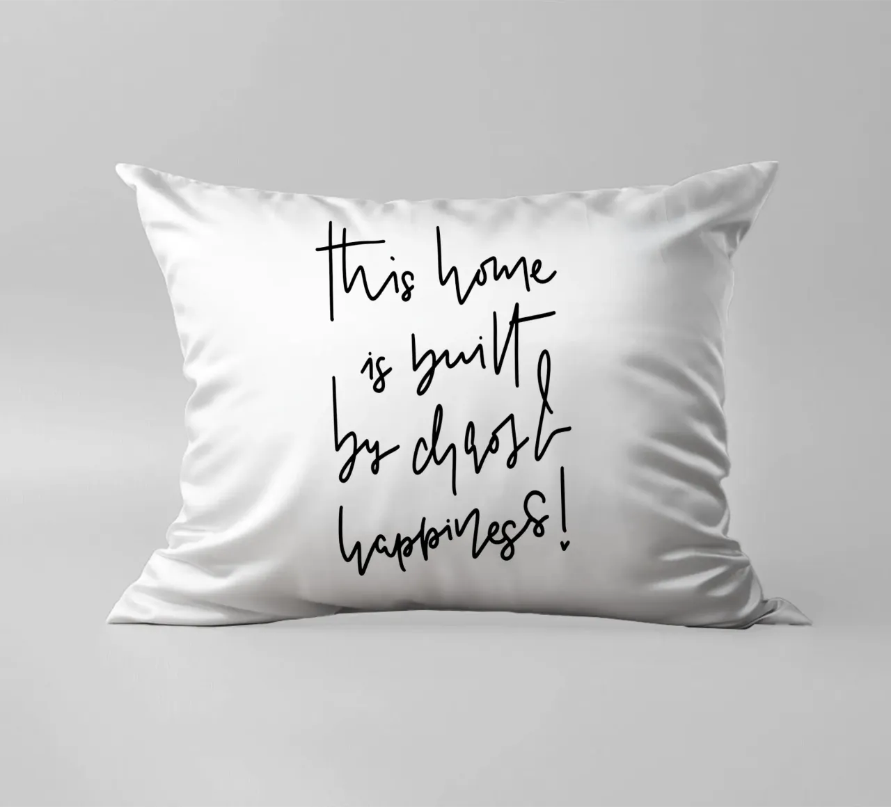 This home is built by chaos & happiness! cuscino da LIMITED EDITION LETTERS