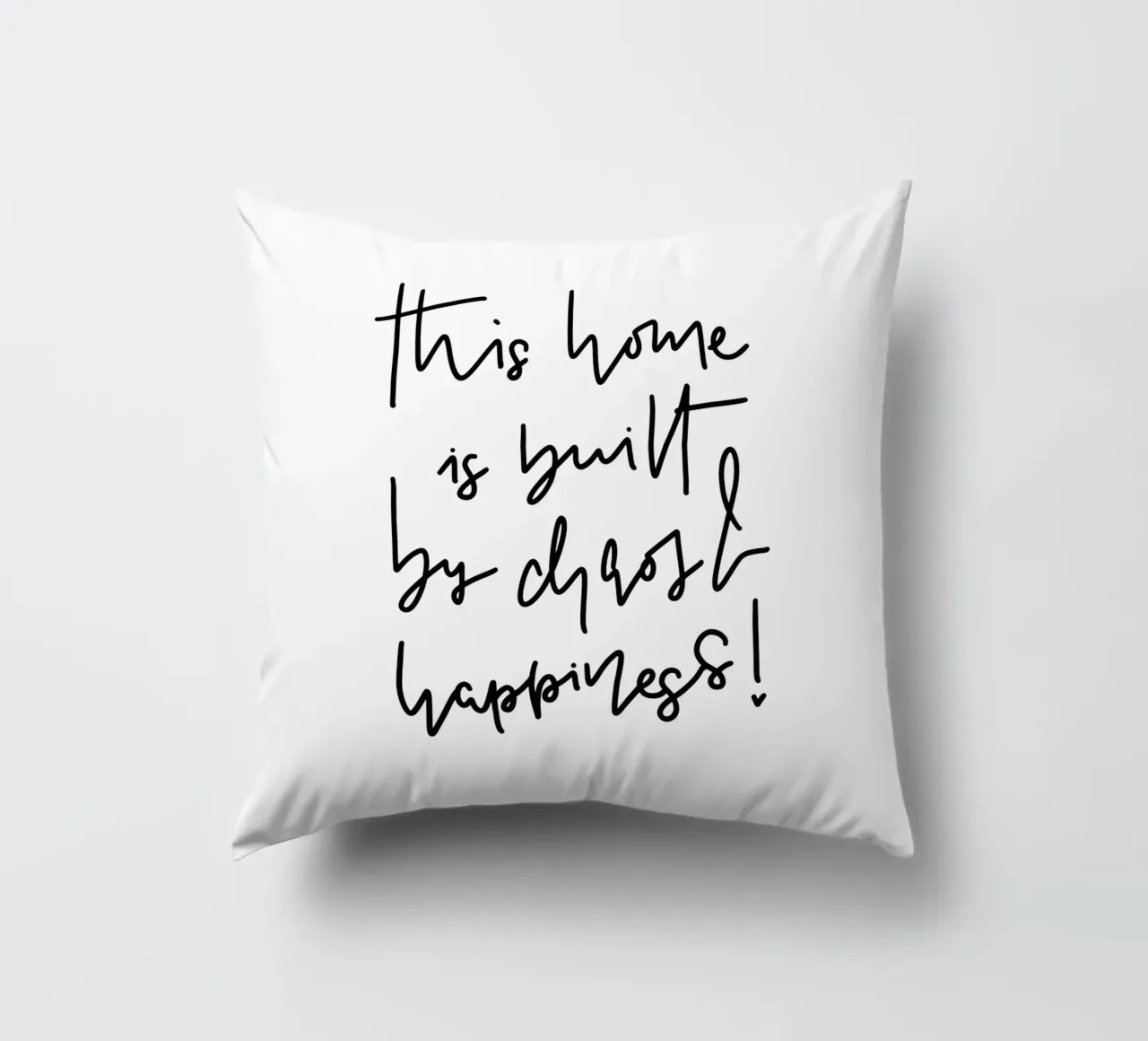 This home is built by chaos & happiness! cuscino da LIMITED EDITION LETTERS