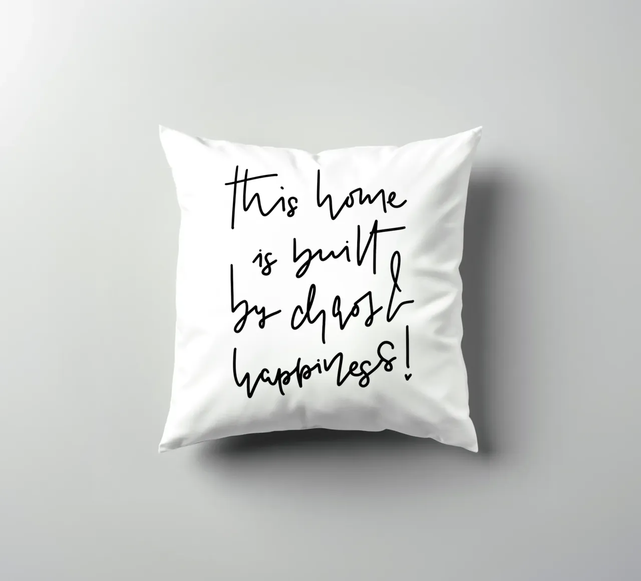 This home is built by chaos & happiness! cuscino da LIMITED EDITION LETTERS