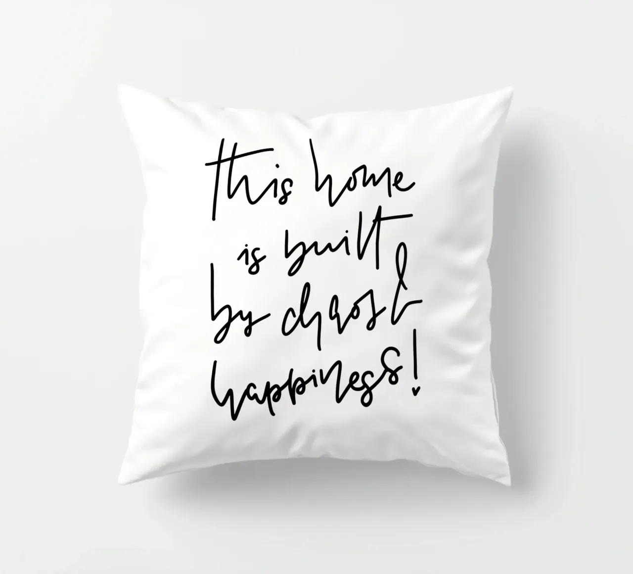 This home is built by chaos & happiness! cuscino da LIMITED EDITION LETTERS