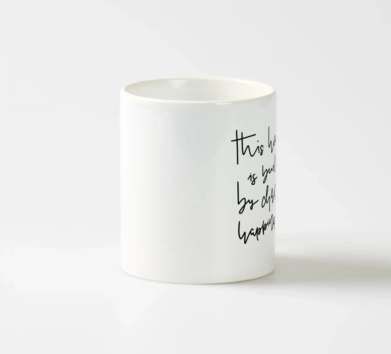 This home is built by chaos & happiness! tazza in ceramica da LIMITED EDITION LETTERS