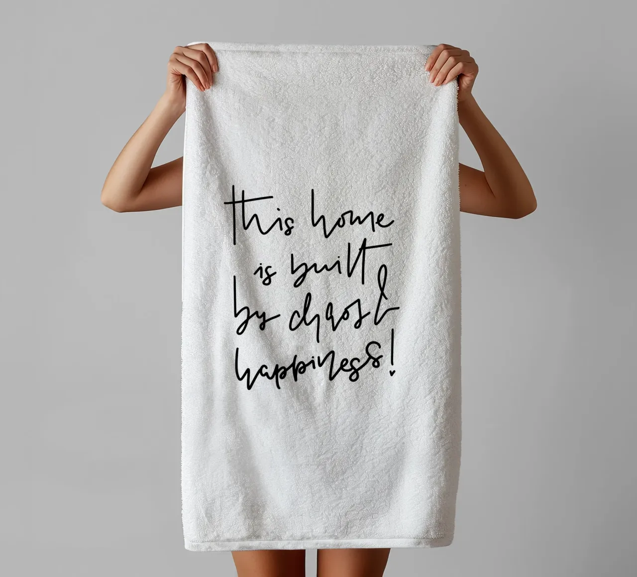 This home is built by chaos & happiness! asciugamano da bagno da LIMITED EDITION LETTERS