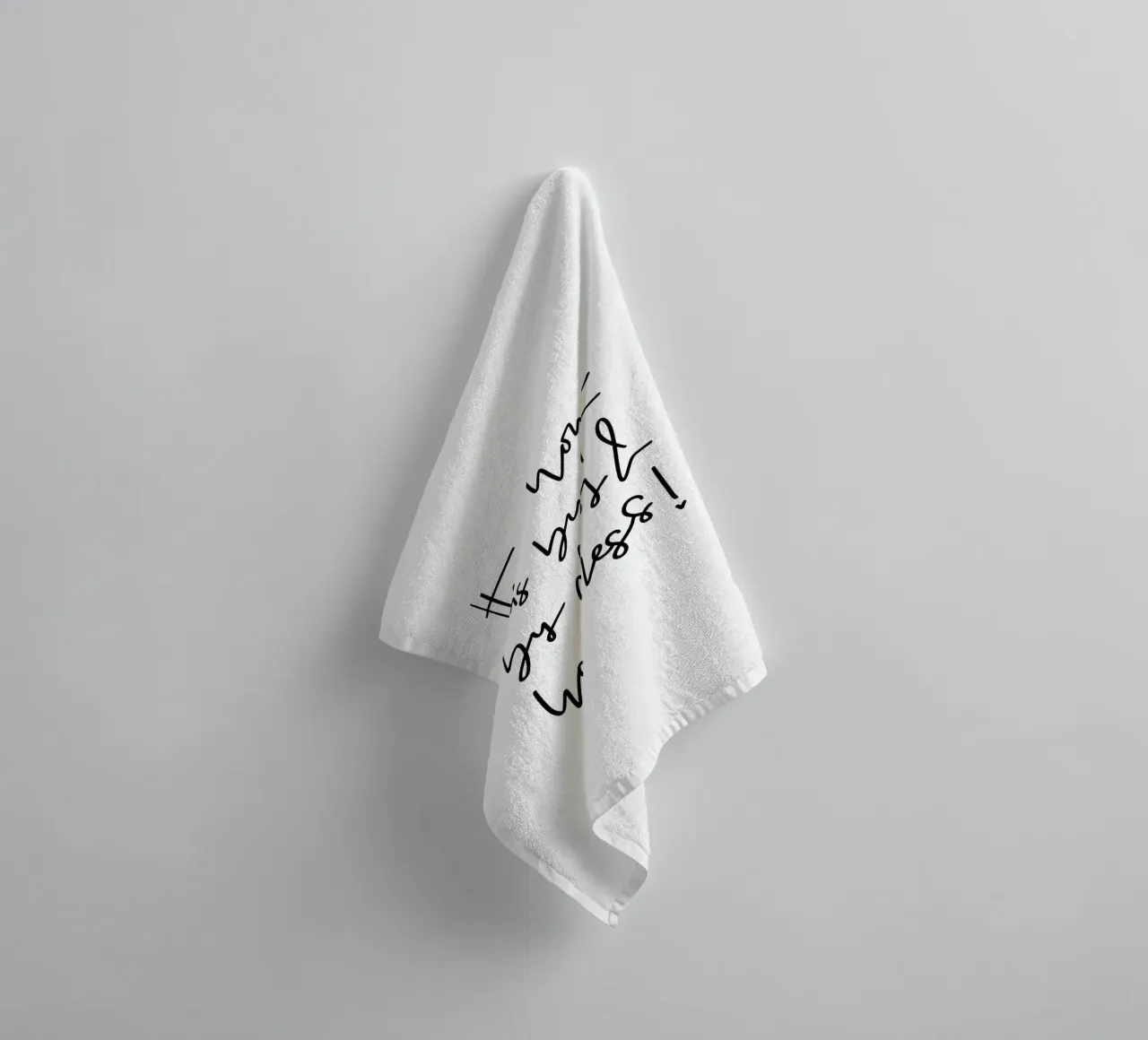 This home is built by chaos & happiness! asciugamano da bagno da LIMITED EDITION LETTERS