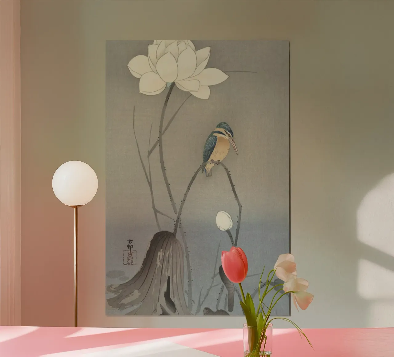 Martin pescatore con fiore di loto - Ohara Koson poster con telaio in alluminio da William Store