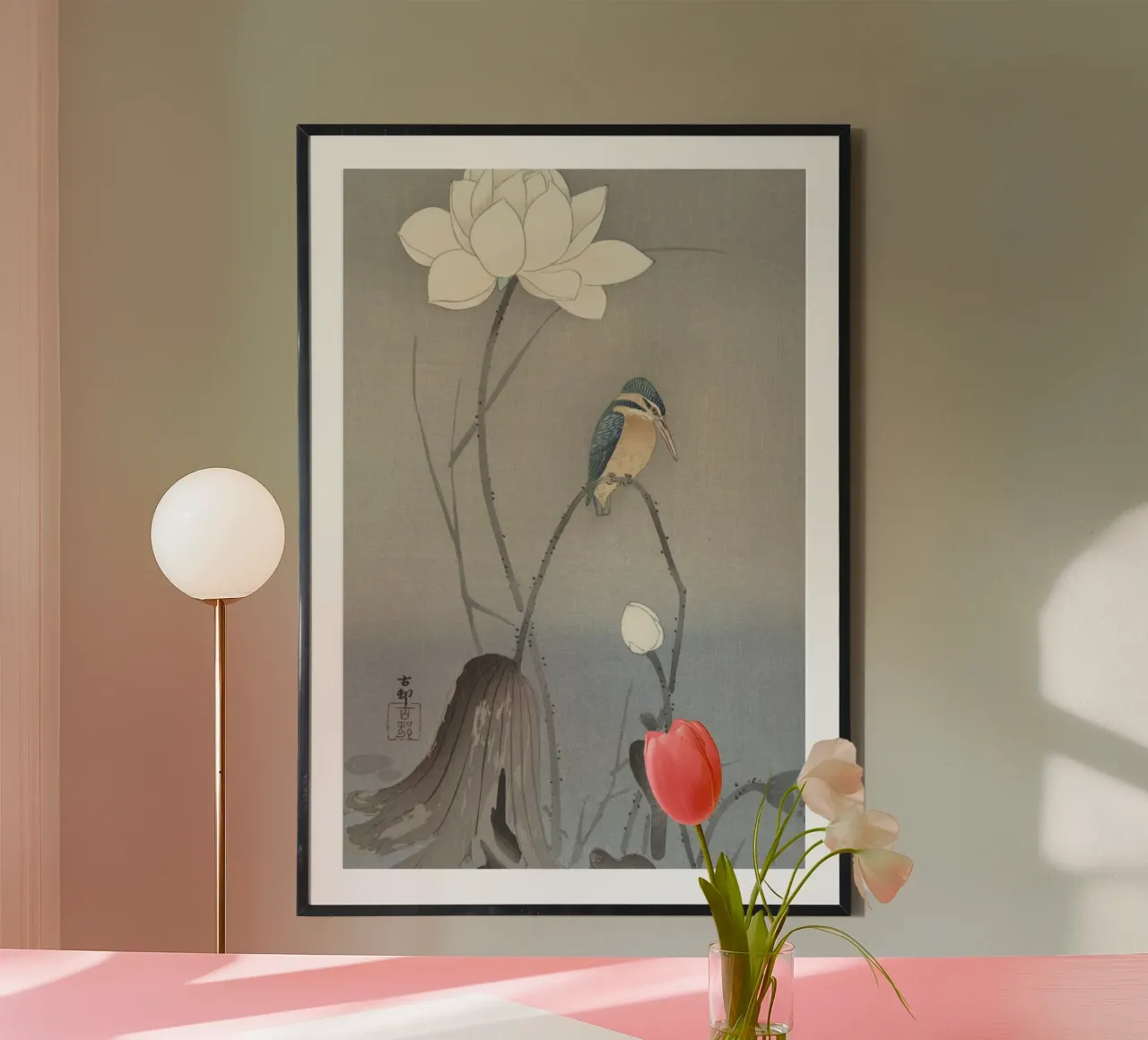 Martin pescatore con fiore di loto - Ohara Koson poster con telaio in alluminio da William Store