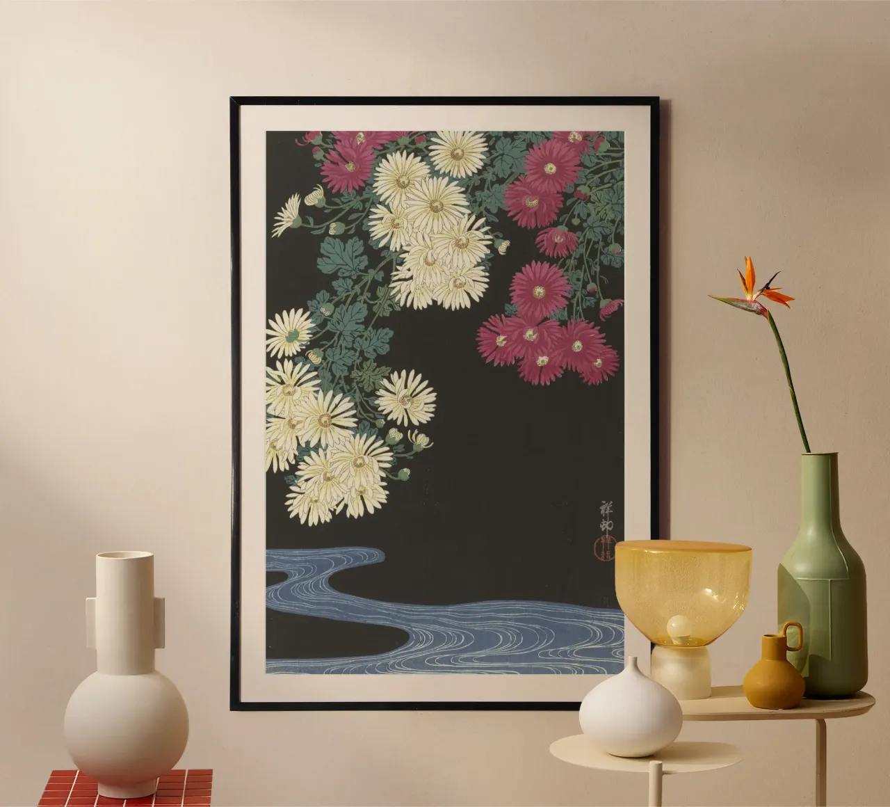 Crisantemi e acqua corrente - Ohara Koson poster con telaio in legno da William Store