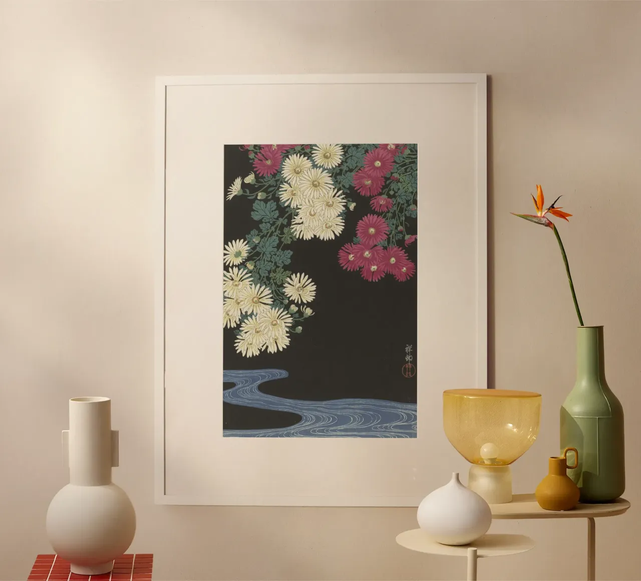 Crisantemi e acqua corrente - Ohara Koson poster con telaio in legno da William Store