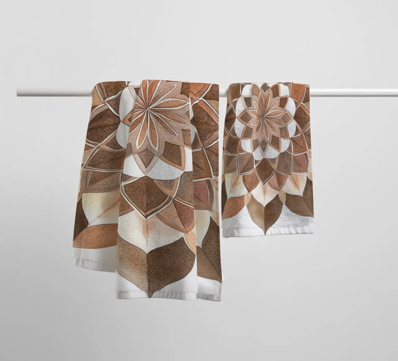 Mandala di moka ad acquerello asciugamano da bagno da Spiritual Touch