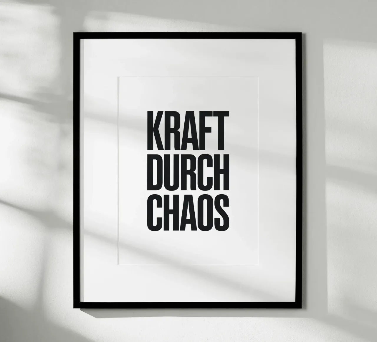 Kraft Durch Chaos poster con telaio in alluminio da Hey Vincent