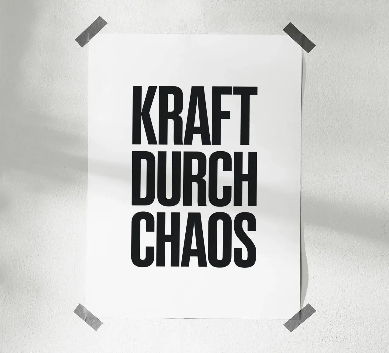 Kraft Durch Chaos poster con telaio in alluminio da Hey Vincent