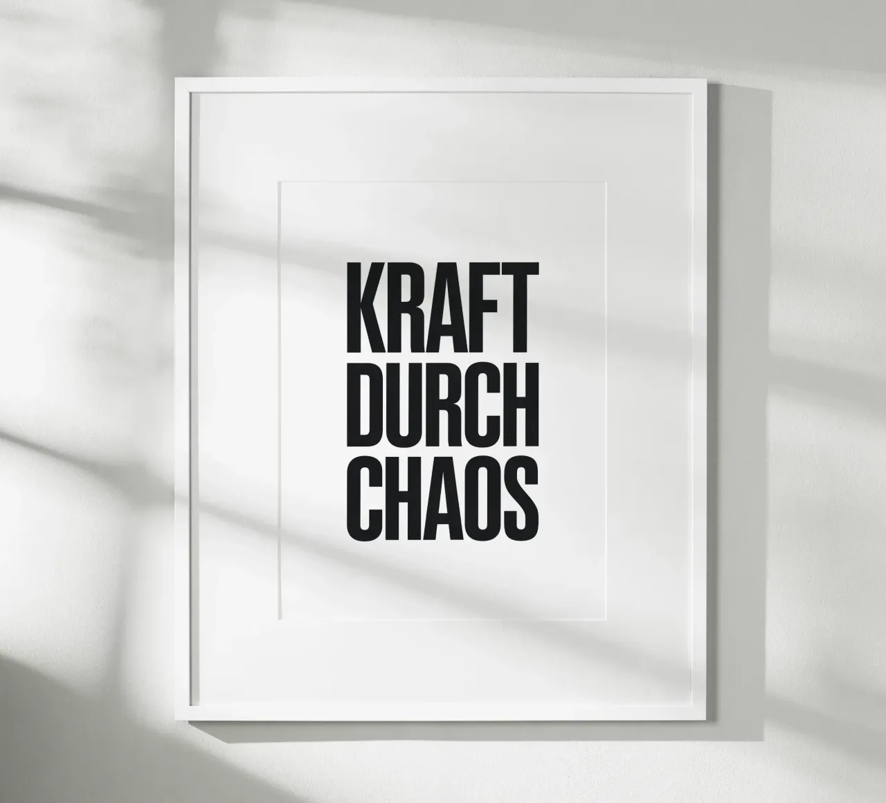 Kraft Durch Chaos poster con telaio in alluminio da Hey Vincent